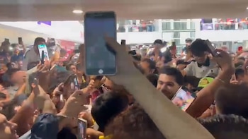 La caótica firma de autógrafos