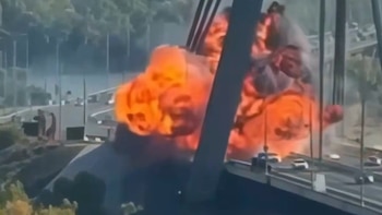 El impactante video del ataque ruso contra un puente de Kiev mientras circulaban varios vehículos civiles