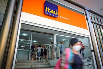 Personas hacen fila para entrar