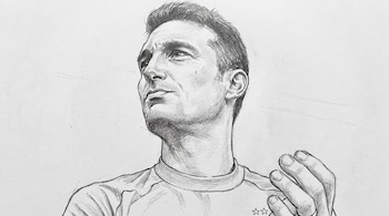 Ilustración a lápiz de un hombre de medio cuerpo, en blanco y negro, con sombras suaves. La persona usa camiseta y eleva su mano derecha.