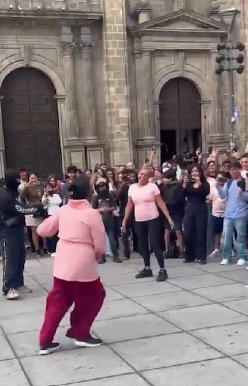 Una escena ocurrida en pleno Centro Histórico de Guadalajara llamó la atención por la inesperada participación de dos mujeres en una tendencia asociada con jóvenes.