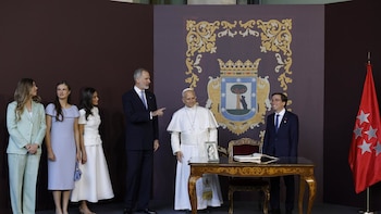 Los Reyes junto a sus hijas acompañan al Papa durante la Santa Misa