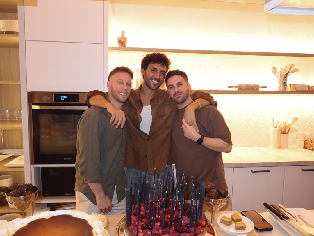 Lizardo junto a dos de sus amigos íntimos