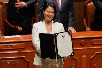 La presidenta electa de Perú, Keiko Fujimori, muestra sus credenciales de la Junta Nacional Electoral durante una ceremonia en Lima, Perú, el miércoles 15 de julio de 2026. (AP Foto/Martín Mejía)
