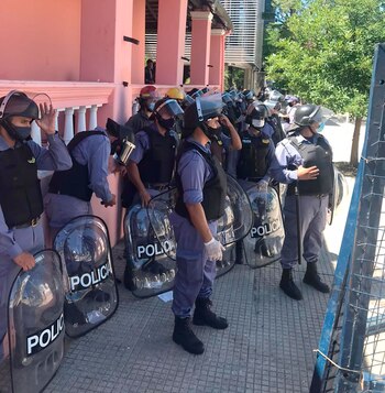 Efectivos de la Policía custodian