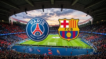 Escudos de los clubes Paris Saint-Germain y FC Barcelona superpuestos a las gradas y el terreno de juego de un estadio de fútbol.