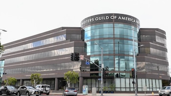 El paro de guionistas en Estados Unidos deja sin seguro médico a personal sindicalizado