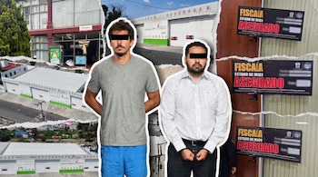 Dos hombres de la cintura para arriba con los ojos cubiertos, superpuestos sobre un collage de edificios y letreros con texto 'Fiscalía Estado de Michoacán Asegurado'.