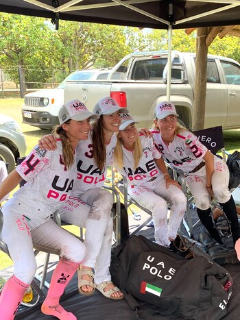 Con sus compañeras de equipo,