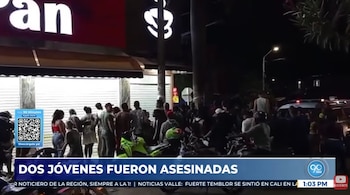 Las jóvenes estaban compartiendo junto a dos amigas más dentro de una panadería - crédito captura de pantalla Noticiero 90 Minutos / YouTube