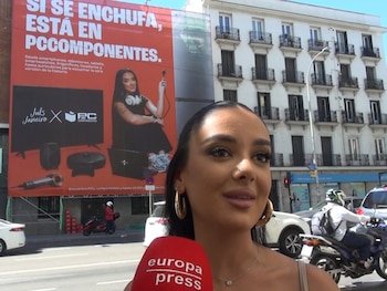 15/09/2026 Juls Janeiro se ríe de las críticas de Belén Esteban con su nueva campaña: "Hay que reírse de ser una enchufada".
Juls Janeiro continúa dando pasos en su trayectoria profesional y lo hace con una nueva campaña publicitaria que no ha pasado desapercibida. La joven se ha convertido en una de las imágenes de PcComponentes y ha protagonizado una gran lona con su rostro bajo el lema "Si se enchufa está en PcComponentes", una acción que llega después de las comentadas palabras de Belén Esteban, quien la calificó como 'nepo baby'. Lejos de esquivar la polémica, ha decidido tomársela con humor y aprovechar la oportunidad para reivindicar su carrera.
EUROPA ESPAÑA SOCIEDAD