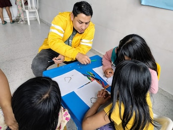 La Administración Distrital de Bogotá alertó que una niña Emberá de la UPI La Rioja quedó en grave riesgo tras la muerte de su madre y cuidadora primaria - crédito Secretaría de Integración Social