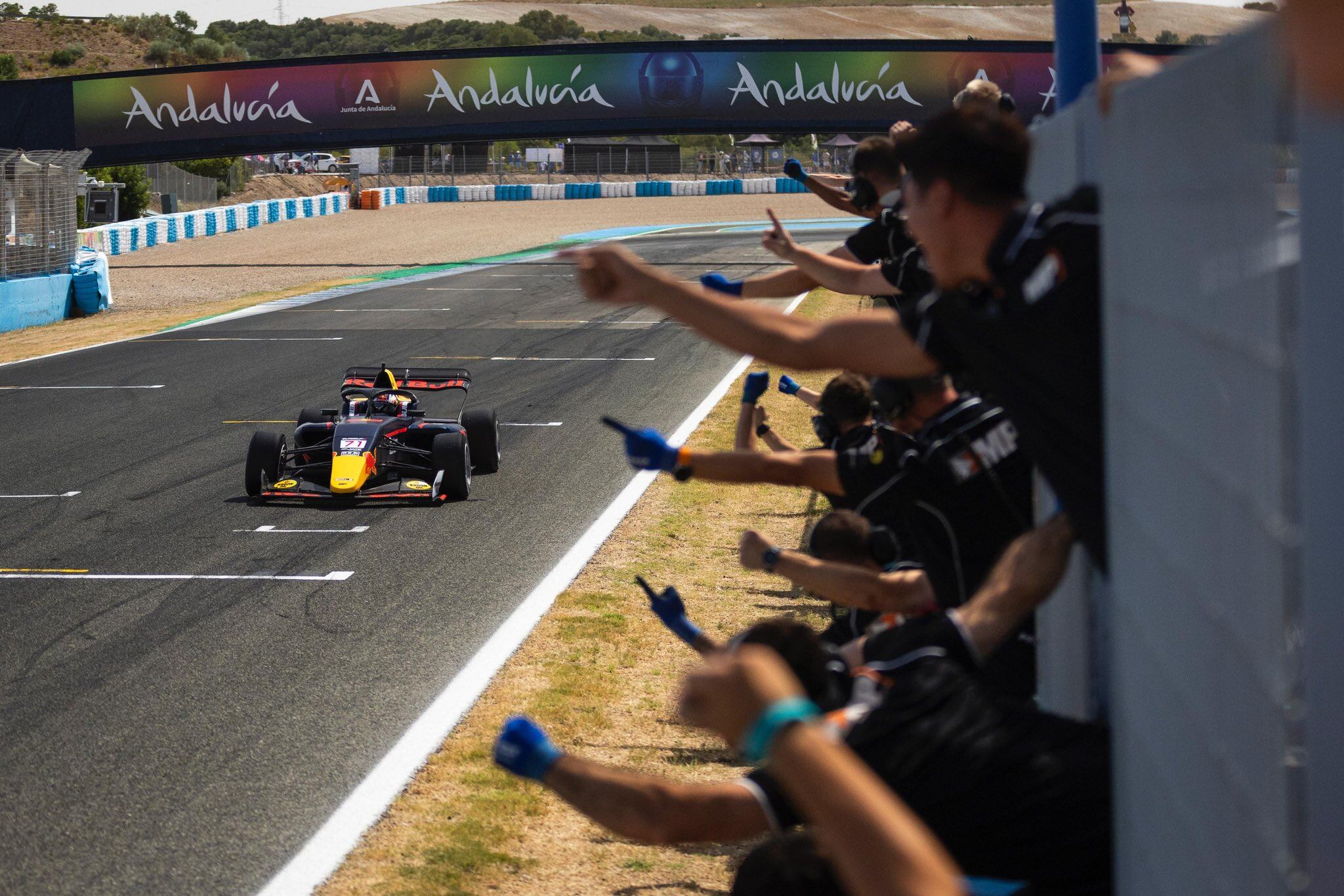 Mattia Colnaghi cruza primero la meta en Jerez y se consagra campeón anticipado de la Eurocup 3