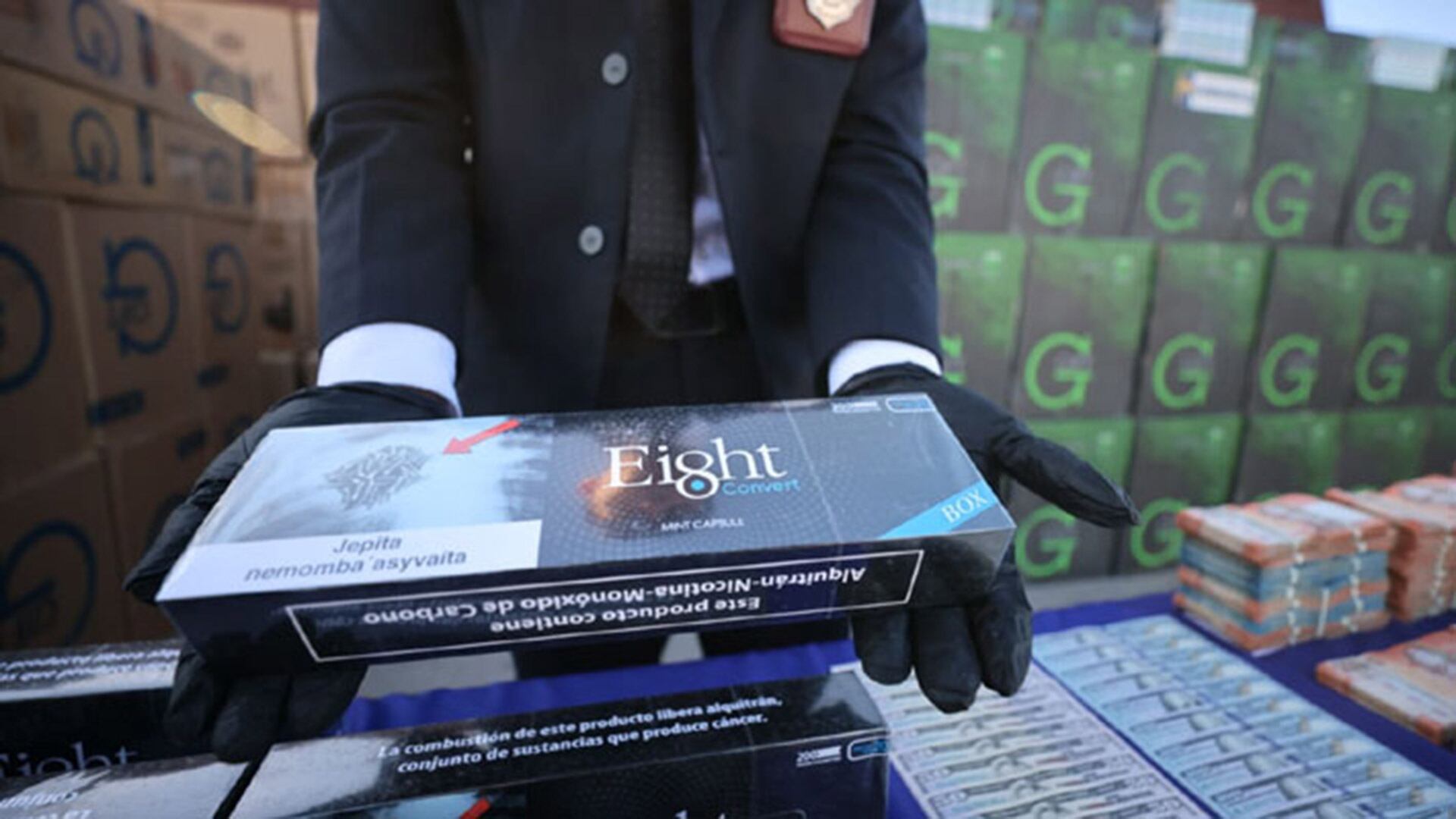 En los allanamientos se decomisaron 2.298 cajas de cigarrillos, armas, municiones, explosivos, vehículos y dinero en efectivo.