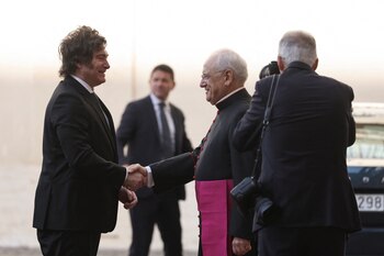 Milei saluda a Sapienza (REUTERS)