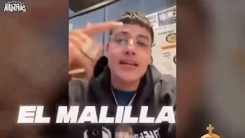 Primer plano de un joven con gafas y trenzas que señala su sien con un dedo, con un logo de Altavue en la esquina superior izquierda y el texto El Malilla abajo