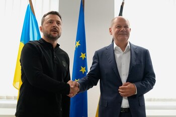 Scholz abogó por intensificar los esfuerzos diplomáticos para alcanzar lo más rápido posible la paz en Ucrania (EFE/EPA/JENS KRICK/PISCINA)