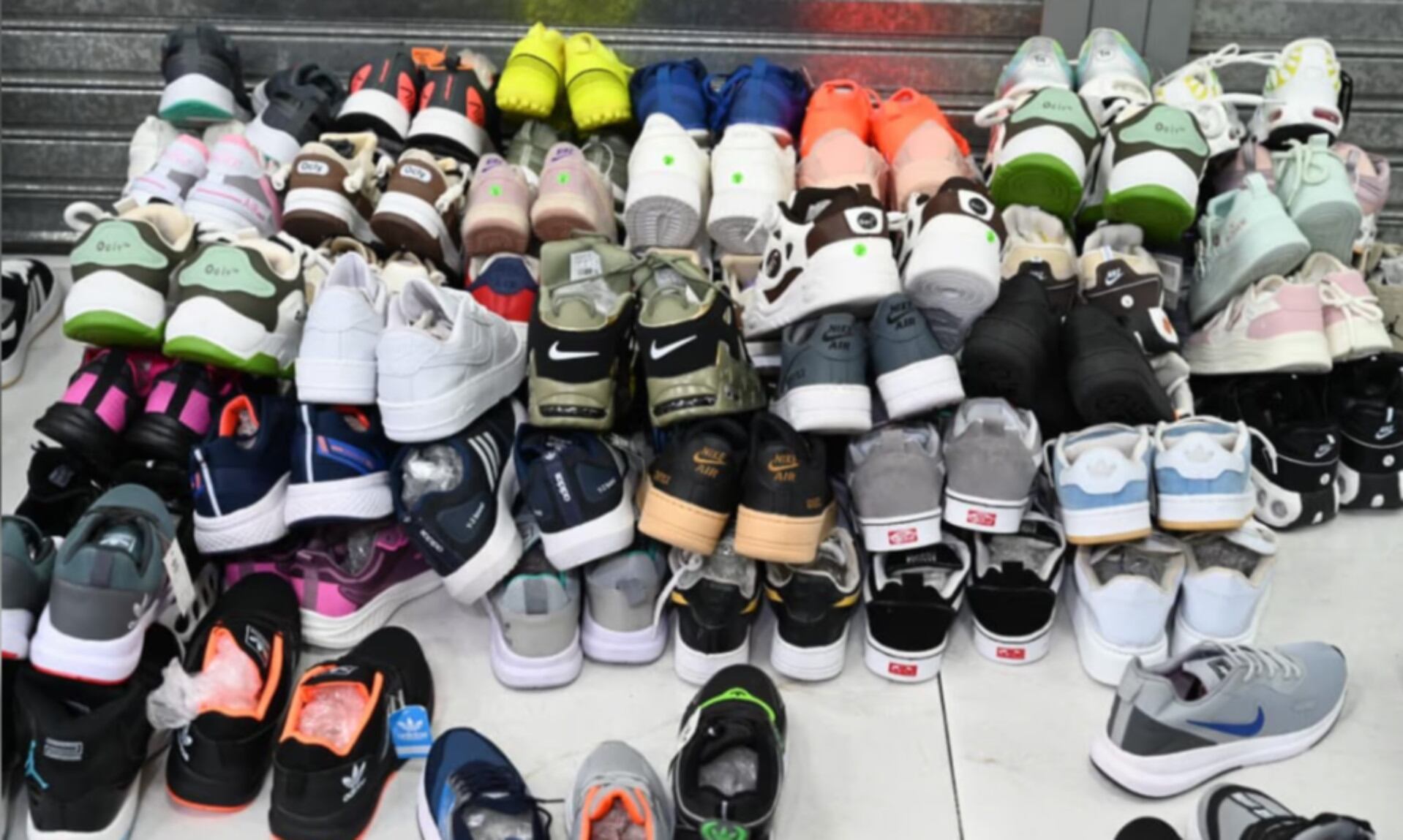 Una gran pila de zapatillas deportivas, presuntamente de contrabando, se exhibe en un comercio de la zona del Retiro (NA)