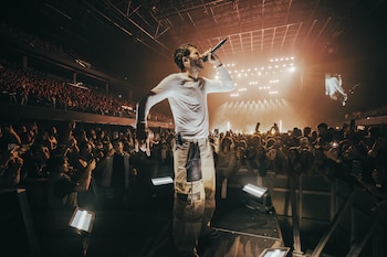 Sebastián Yatra anuncia su regreso a Colombia con el Entre Tanta Gente Tour y presenta su nueva propuesta artística en Bogotá - crédito cortesía Bizarro