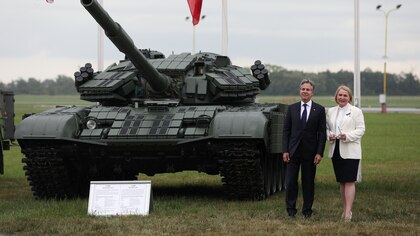 Antony Blinken visitó un aeropuerto militar antes de la cumbre de la OTAN: “Esperamos conseguir un millón de proyectiles para Ucrania”