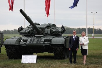 Blinken frente a un tanque.