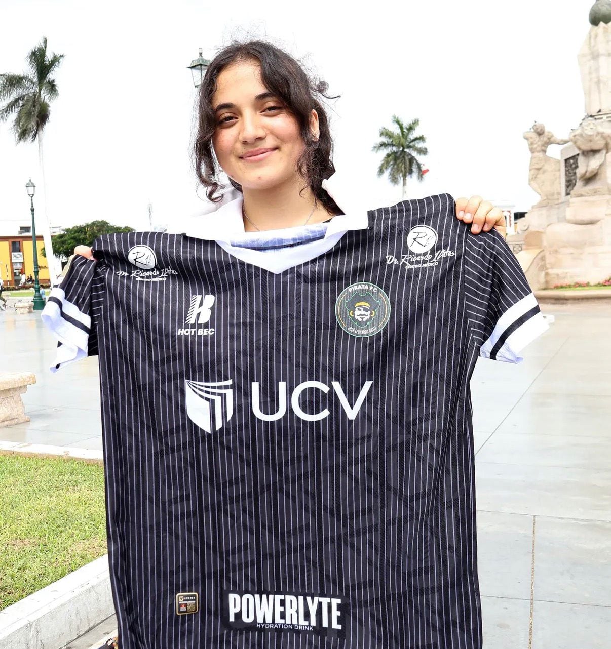 O Pirata FC enfrentará o Universitário com camisas novas.