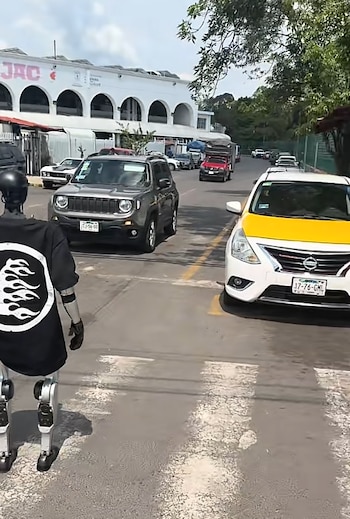 Fierro Bot” apareció en una concurrida zona de Atemajac del Valle y convirtió el cambio de semáforo en su particular escenario