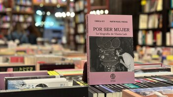 "Por ser mujer. La biografía