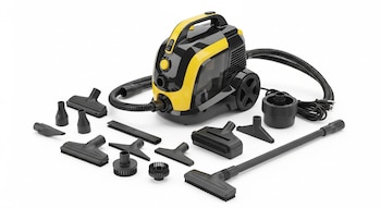 Limpiador a vapor doméstico amarillo y negro con manguera, cable y diez accesorios de limpieza diferentes organizados sobre un fondo blanco.