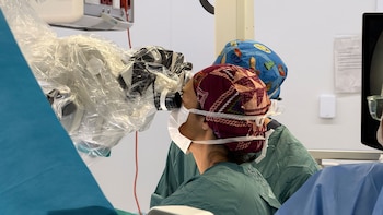 Prueban una cirugía pionera en Europa para alzhéimer en fase inicial