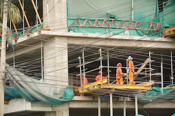 El operario de 40 años cayó desde gran altura en Orán, fue trasladado a un hospital local y murió horas más tarde (EFE)