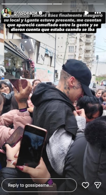 L-Gante, de perfil, con gorra negra y cuello tatuado, rodeado de una multitud de personas que lo fotografían con sus teléfonos