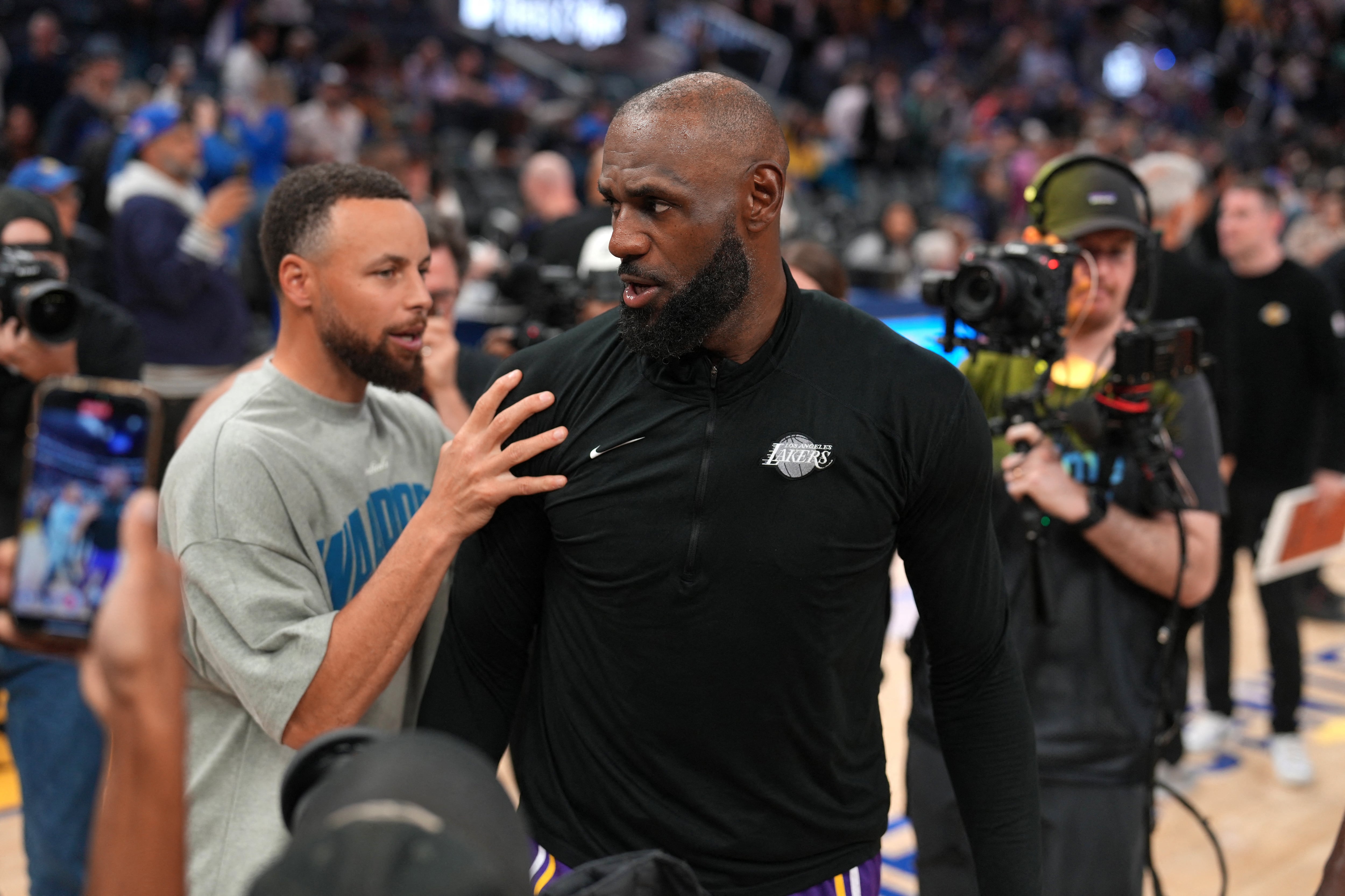 The Athletic informó que Golden State Warriors intentó sumar a LeBron James, pero la operación no prosperó durante el receso (Cary Edmondson-Imagn Images)