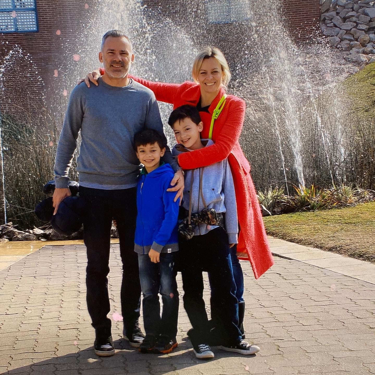 Cecilia Carrizo con su pareja y sus dos hijos