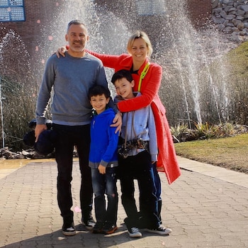 Cecilia Carrizo con su pareja y sus dos hijos