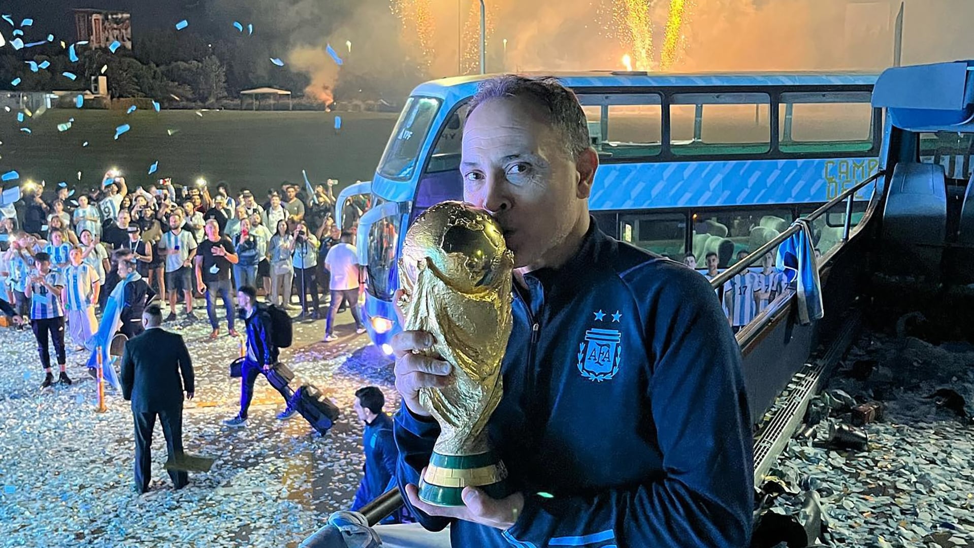 El doctor Daniel Martínez junto al trofeo de la Copa del Mundo tras la llegada al predio luego del Mundial de Qatar 2022