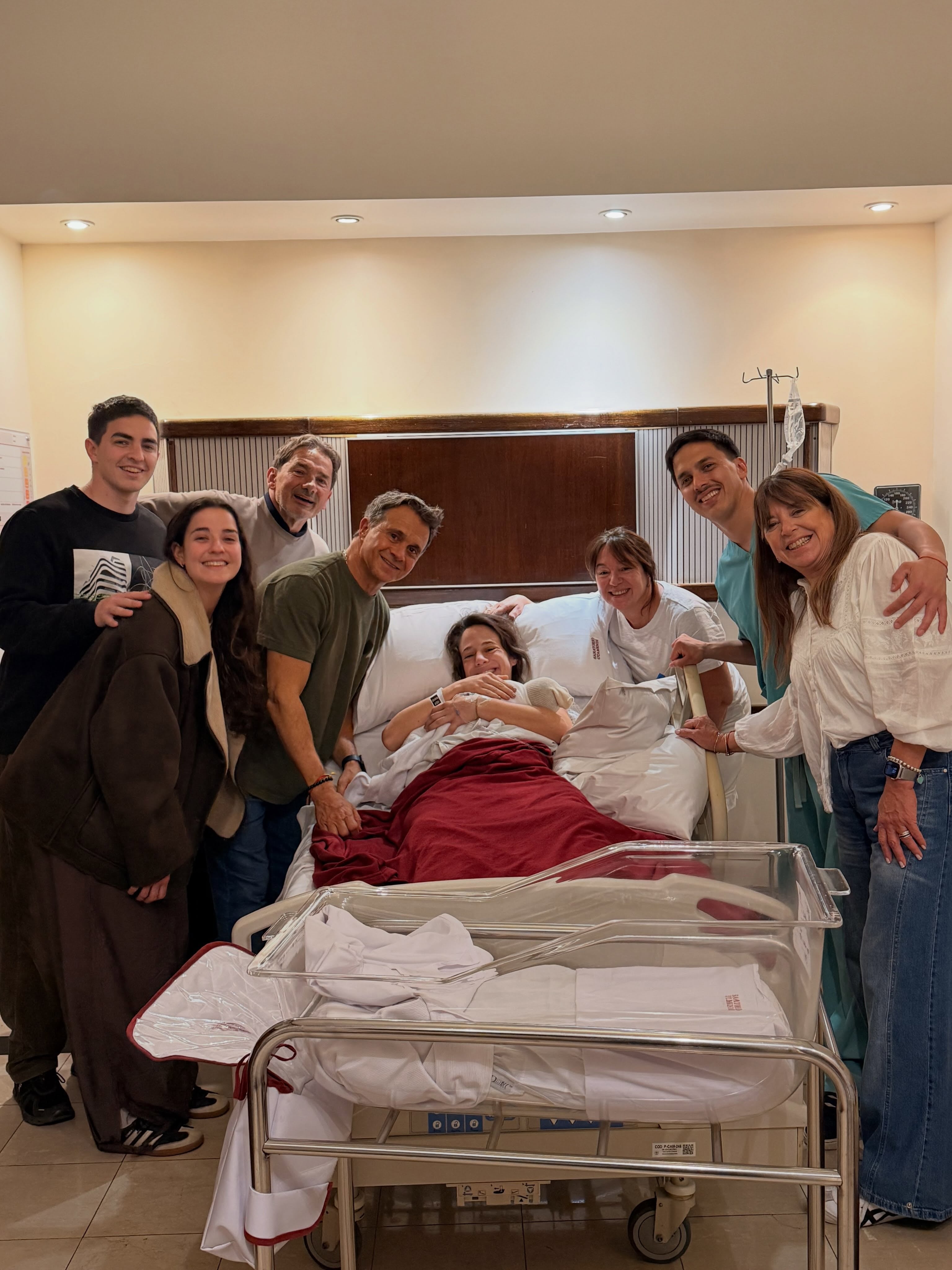 La familia Lapegüe y la familia Bartolomé conociendo a la nueva integrante de la familia