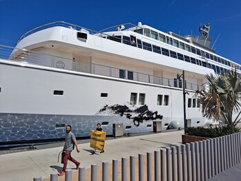 Un mega-yate pintado de negro
