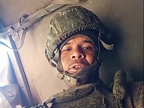 Con uniforme y fusil en redes: El dominicano que viajó a Rusia para unirse al frente y su familia pide su regreso
