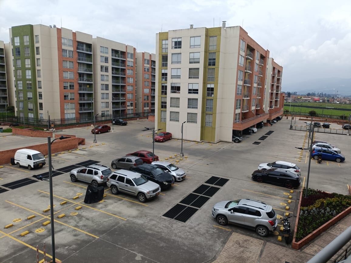 Parqueaderos en conjuntos residenciales - crédito Frank Saavedra