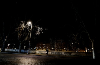 Una mujer camina por el río Tíber, después de un decreto que ordena que toda Italia esté encerrada en una represión sin precedentes destinada a vencer al coronavirus, en Roma, Italia, el 10 de marzo de 2020. (REUTERS / Yara Nardi)