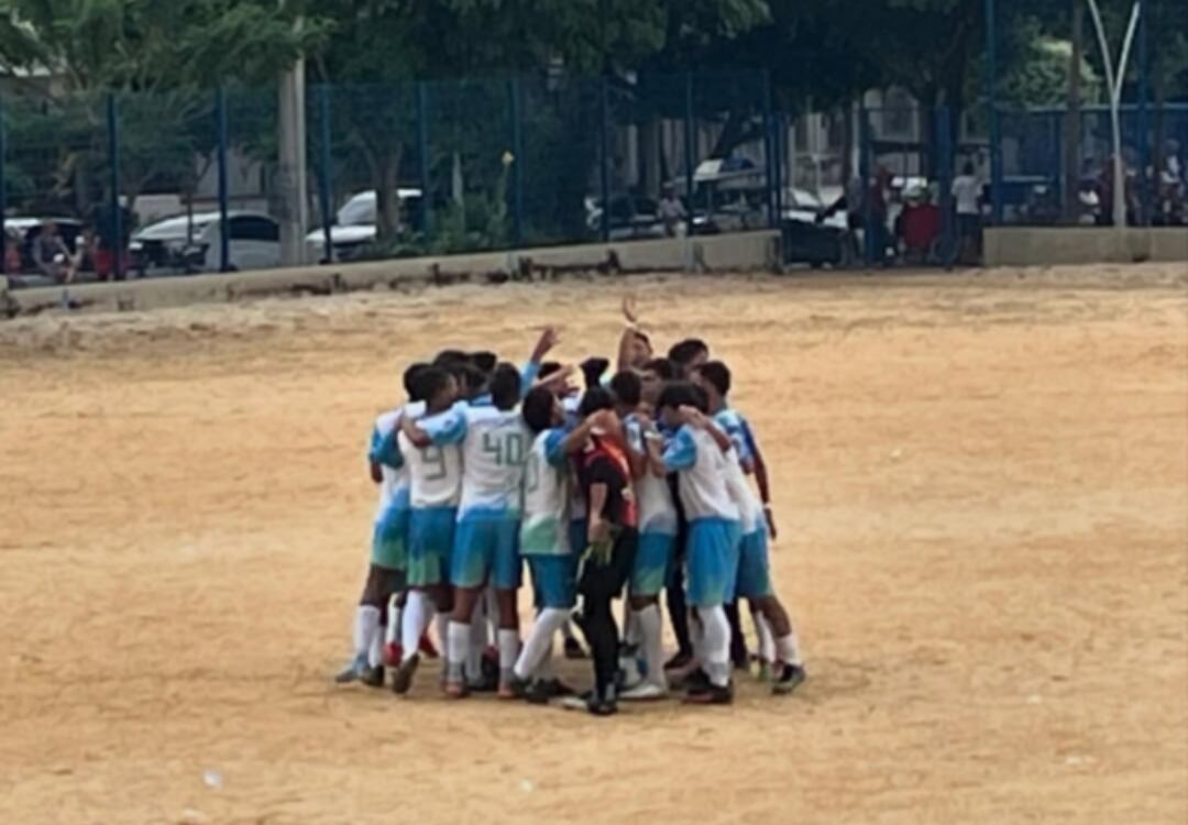 El entrenador engañó a 20 familias - crédito RocaRoma/Facebook