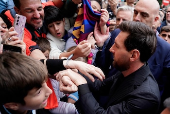 El futbolista argentino Leo Messi, Premio Princesa de Asturias de los Deportes, es recibido por los aficionados a su llegada a Oviedo, un día antes de la ceremonia de entrega de los galardones. EFE/ Paco Paredes