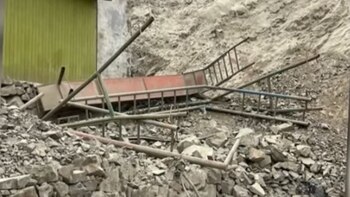 Tobogán metálico y en mal