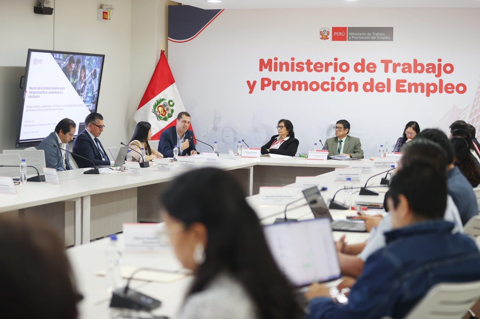 Integrantes de la Comisión Sectorial del Ministerio de Trabajo de Perú analizan el impacto de la inteligencia artificial y la automatización en el mercado laboral. (Foto: MTPE)