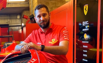 Retrato de Matías Mussetta, un hombre barbudo con polo rojo Ferrari, sonriendo y apoyado en un coche de carreras rojo, con logos de patrocinadores al fondo
