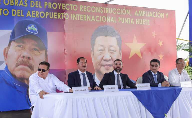 Fotografía cedida por la Presidencia de Nicaragua donde se ven, desde la izquierda, el ministro de Hacienda y Crédito Público, Bruno Gallardo Palaviccine; el general en retiro y ministro de Transporte e Infraestructura, Óscar Mojica Obregón; el asesor presidencial para la Promoción de Inversiones, Comercio y Cooperación Internacional, Laureano Ortega, y el vicepresidente de China CAMCE Internacional, Yan Hailu, mientras participan en la inauguración del proyecto de reconstrucción, ampliación y modernización del aeropuerto internacional Punta Huete, al noreste de Managua (Nicaragua). EFE/ Presidencia de Nicaragua