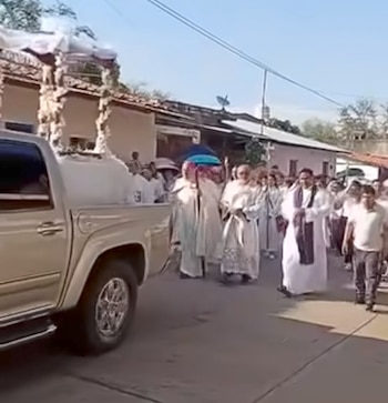 La comunidad de Aguililla marchó