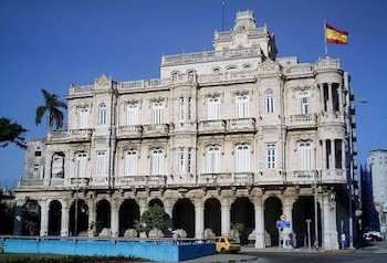 El Consulado General de España en La Habana mantiene un contrato con la empresa estatal PALCO para gestionar la contratación de su personal local. (Foto cortesía redes sociales)