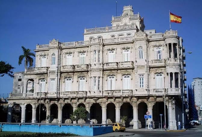 El Consulado General de España en La Habana mantiene un contrato con la empresa estatal PALCO para gestionar la contratación de su personal local. (Foto cortesía redes sociales)